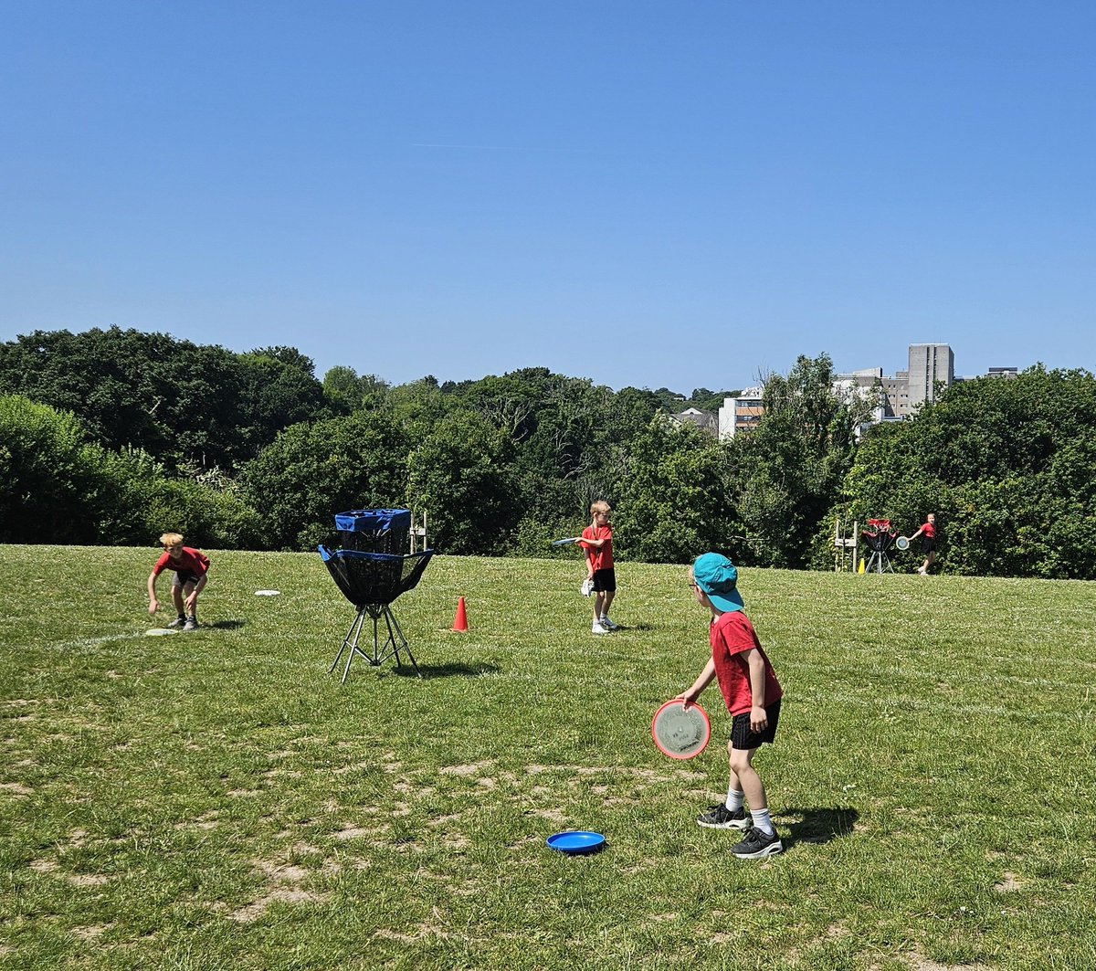 StMattsAcademy's tweet photo. Year 1 and 2 had a great time playing tri-golf and frisbee for the first time yesterday. Resilience and teamwork have been excellent while attempting new sports and skills. #TeamStMatts #NSSW2025 #FrisbeeGolf https://t.co/A8Qiau5uay