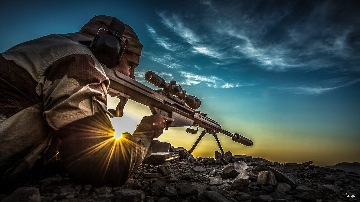 "Une balle, une seule"
Légende : Campagne TELD (Tir d'élite Longue Distance) à Djibouti, pour les membres des ESNO. Fusil barrett M107.

Largo, Commando marine depuis 18 ans et ancien tireur d'élite au sein de l'ESNO (Equipe de Surveillance et de Neutralisation d'Objectif),
