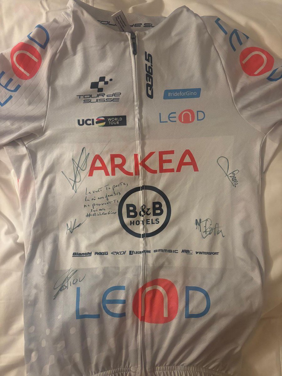 En hommage à Gino

Une cérémonie a eu lieu ce matin dans l'Albula Pass en mémoire de Gino Mader, l'équipe ARKEA-B&amp;B HOTELS représentée par Maxime Bouet a décidé d'offrir un maillot blanc à la famille de ce jeune et talentueux coureur trop tôt disparu.

#RideForGino