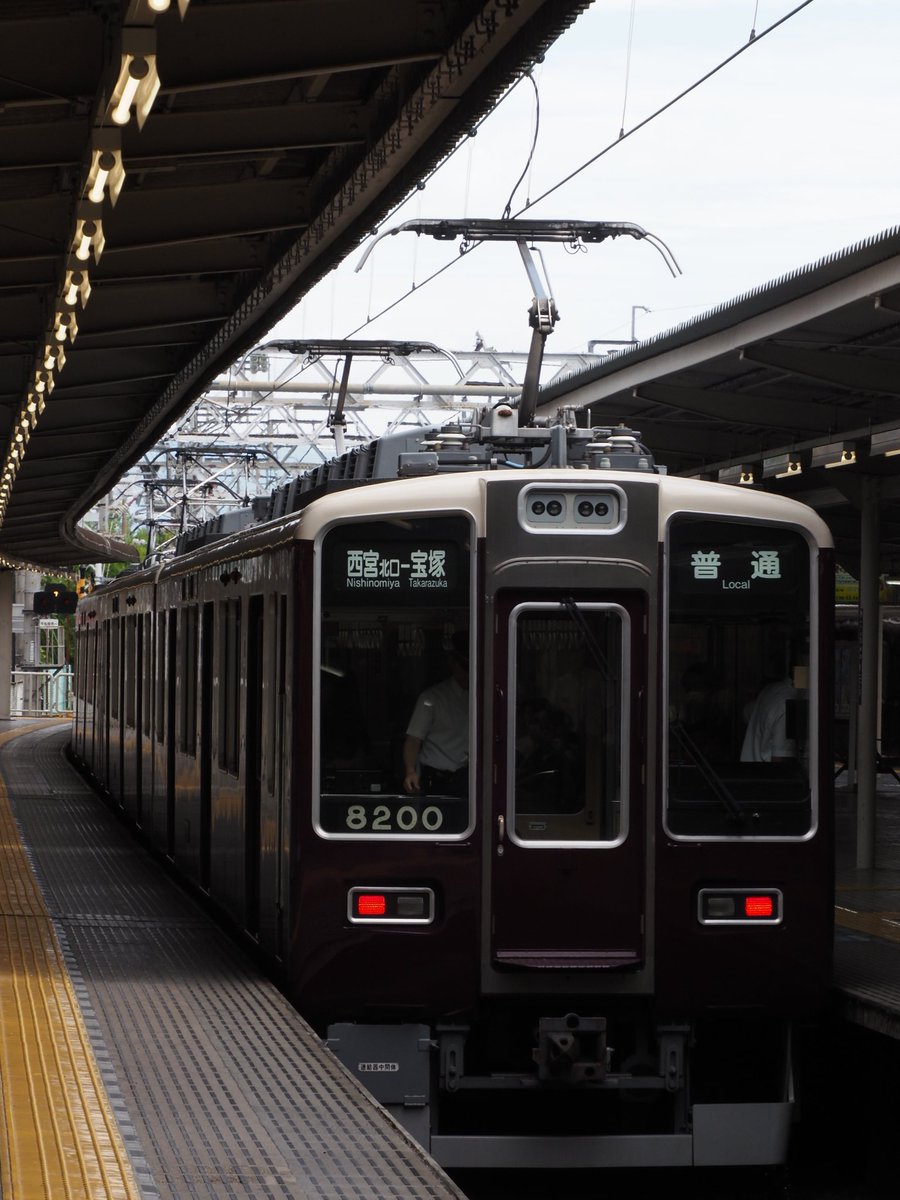 Nessie_second's tweet image. 阪急今津線で運行を開始した、8200系の表示です。これまで普通表示すら珍しかった8200系で、「普通│西宮北口－宝塚」はかなり新鮮に見えます。ちなみに不具合があったそうで、運行開始初日の朝以降は運用に入っていません。