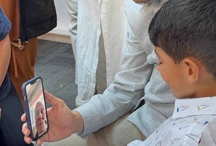 12numaraorg's tweet photo. Efsane Başkanımız Aziz Yıldırım, Konya'da yaşayan Şehit Jandarma Uzman Çavuş Ali Cevizci'nin oğlu Mehmet Akif ile doğum gününde görüntülü telefon görüşmesi gerçekleştirdi.

Yıldırım, kendisiyle görüştüğü için çok mutlu olan Mehmet Akif'e her zaman destek olacağını ifade etti. 🟡🔵👏