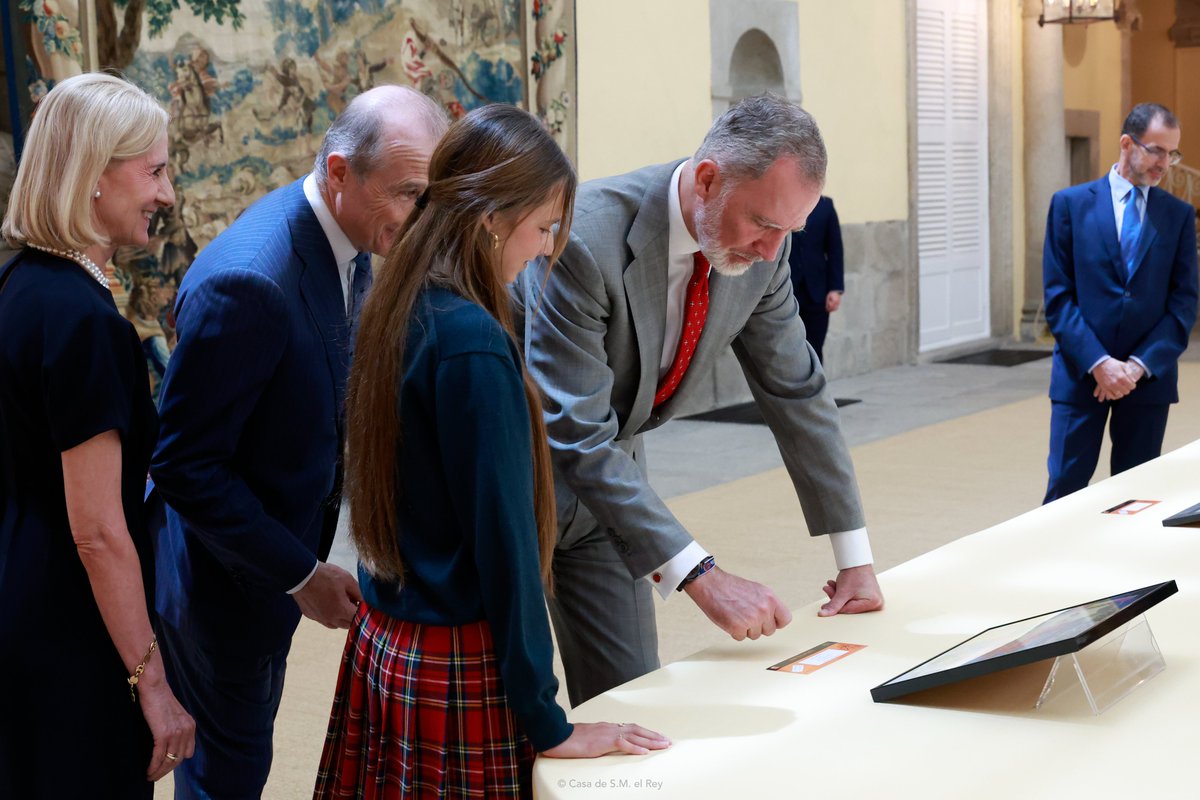 El día 16, María Urbizu (3º ESO) representó a Navarra en la recepción con S.M. el Rey en El Pardo como ganadora de la fase autonómica de la XLIII edición del concurso “¿Qué es un rey para ti?”.
¡Enhorabuena por tu gran trabajo, María! 
#CasaReal #QuéEsUnReyParaTi #megustamicole