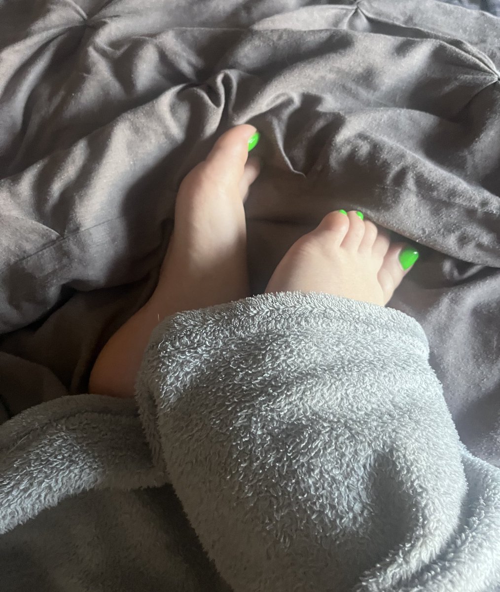 fluffmufff's tweet photo. Good morning ☀️

Dm for customs + hot premades, payment via throne only 

#bigfeet #feet #feetworshi̇p #footfetısh #prettytoes https://t.co/oThuLGeHAY