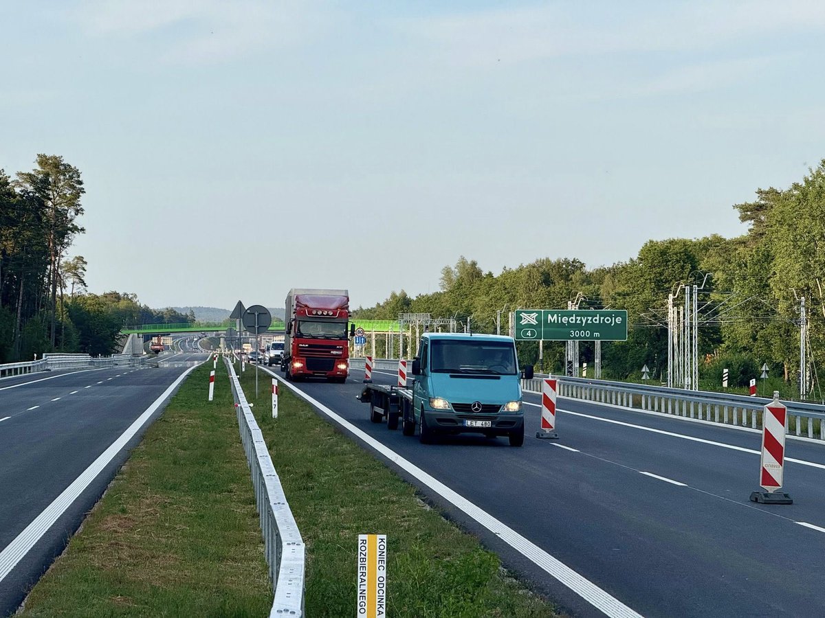 Dobra wiadomość dla podróżujących w długi weekend na Pomorze Zachodnie 

Ruch między węzłami Świnoujście Łunowo i Międzyzdroje został przekierowany na nową S3 (po 1 pasie w każdą stronę).

Częściowo uruchomiony został węzeł Międzyzdroje, nie ma już tymczasowego ronda, ruch jest
