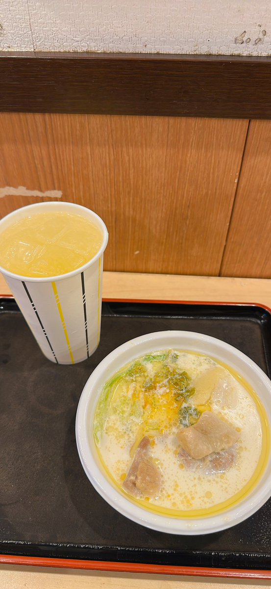 二軒目には味の笛きた！
シュクメルリめちゃくちゃニンニグ効いててサワーにあってうまい！松屋で昔あったよね😂