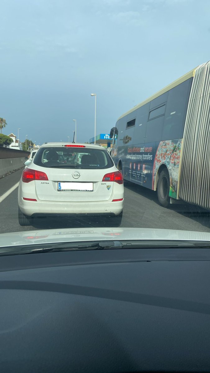 Da igual el día, da igual la hora, porq lo extraordinario es el día q no te encuentras retenciones 
kilométricas por incidentes en la costa del sol. Hoy Marbella, ayer Estepona, mañana Benalmádena …por q no aceptan nuestra propuesta de abrir gratis la AP7 cuando hay accidentes?