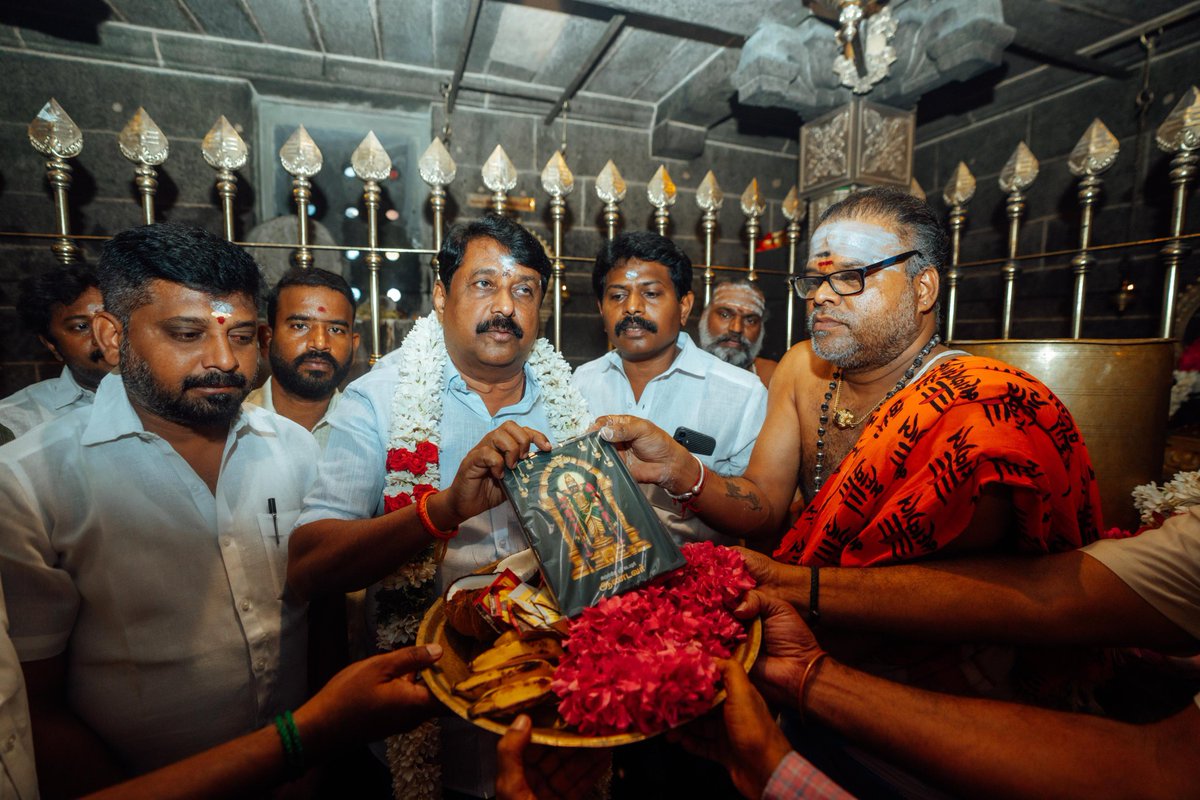 NainarBJP's tweet photo. இன்று காலை, அருள்மிகு வடபழநி ஆண்டவர் திருக்கோயிலில் முருகப் பெருமானை தரிசனம் செய்து, இம்மாதம் வரும் 22ம் தேதி நடைபெறவிருக்கும் முருக பக்தர்கள் மாநாடு சீரும் சிறப்புமாக நடைபெற வேண்டி பிரார்த்தித்துக் கொண்டேன். மேலும், இம்மாநாட்டில் பக்த கோடிகள் அனைவரும் பங்கேற்று அருள்பெற வேண்டும் என்று கேட்டுக்கொள்கிறேன்.