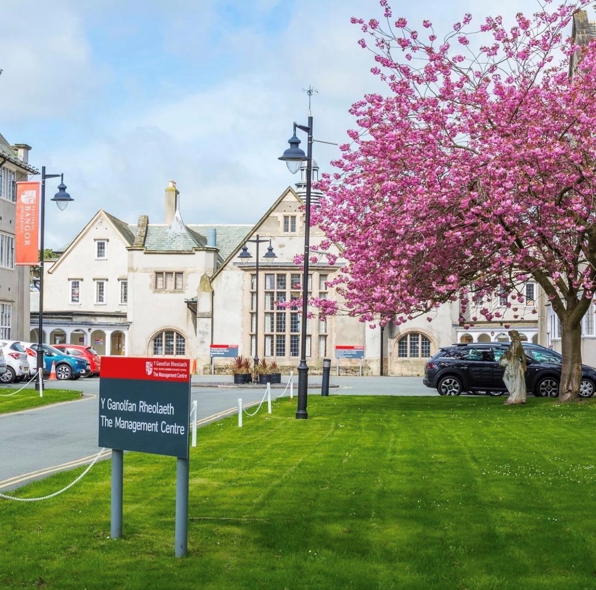 Y Pwyllgor Cyllid (@seneddcyllid) on Twitter photo Heddiw, mae <a href="/SeneddCyllid/">Y Pwyllgor Cyllid</a> yn Bangor <a href="/TMCBangor/">The Management Centre</a> <a href="/BangorUni/">Bangor University</a>, yn ceisio barn rhanddeiliaid ynghylch sut y dylai <a href="/LlywodraethCym/">Llywodraeth Cymru</a> flaenoriaethu gwariant yn ei chyllideb ddrafft ar gyfer 2026-27. Heddiw, mae <a href="/SeneddCyllid/">Y Pwyllgor Cyllid</a> yn Bangor <a href="/TMCBangor/">The Management Centre</a> <a href="/BangorUni/">Bangor University</a>, yn ceisio barn rhanddeiliaid ynghylch sut y dylai <a href="/LlywodraethCym/">Llywodraeth Cymru</a> flaenoriaethu gwariant yn ei chyllideb ddrafft ar gyfer 2026-27.