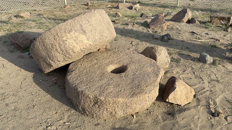 حجر الرحى الكبير قرب منجم العبلا في منطقة عسير يساعد على تفتيت الصخور واستخراج المعادن
Large grinding stone at the Al-Abla mine in Aseer Province assist with cracking large stones to reach the metals
