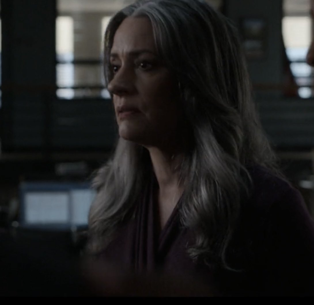 why does she look like she’s about to ruin my life and fix it in the same breath. respectfully, i’d let her do anything she wants to me. 🧎🏻‍♀️‍➡️