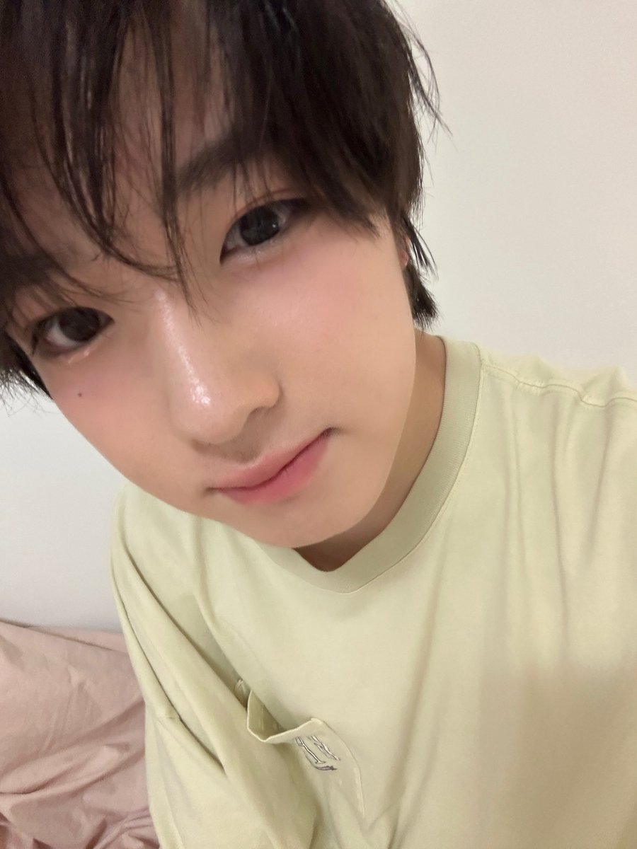 잠만 너무 예뻐서 지하철에서 감탄하는사람됨🫠