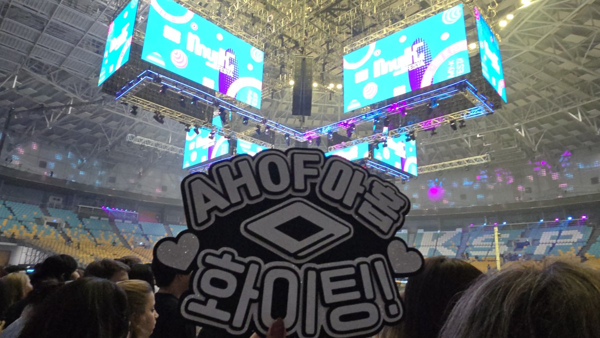 sheenaxhaneulz's tweet image. AHOF's gonna perform here later... 🥹
Aanndd yup.. my standing spot is so faarr from the stage LOL anyway.. still looking forward to hearing them sing live 🥹 AHOF, 화이팅!
AHOFs 1ST STAGE AT MYKFESTA
#AHOF_MyKFESTA2025
#마이케이_아홉첫무대
#마이케이페스타
@AHOF_official