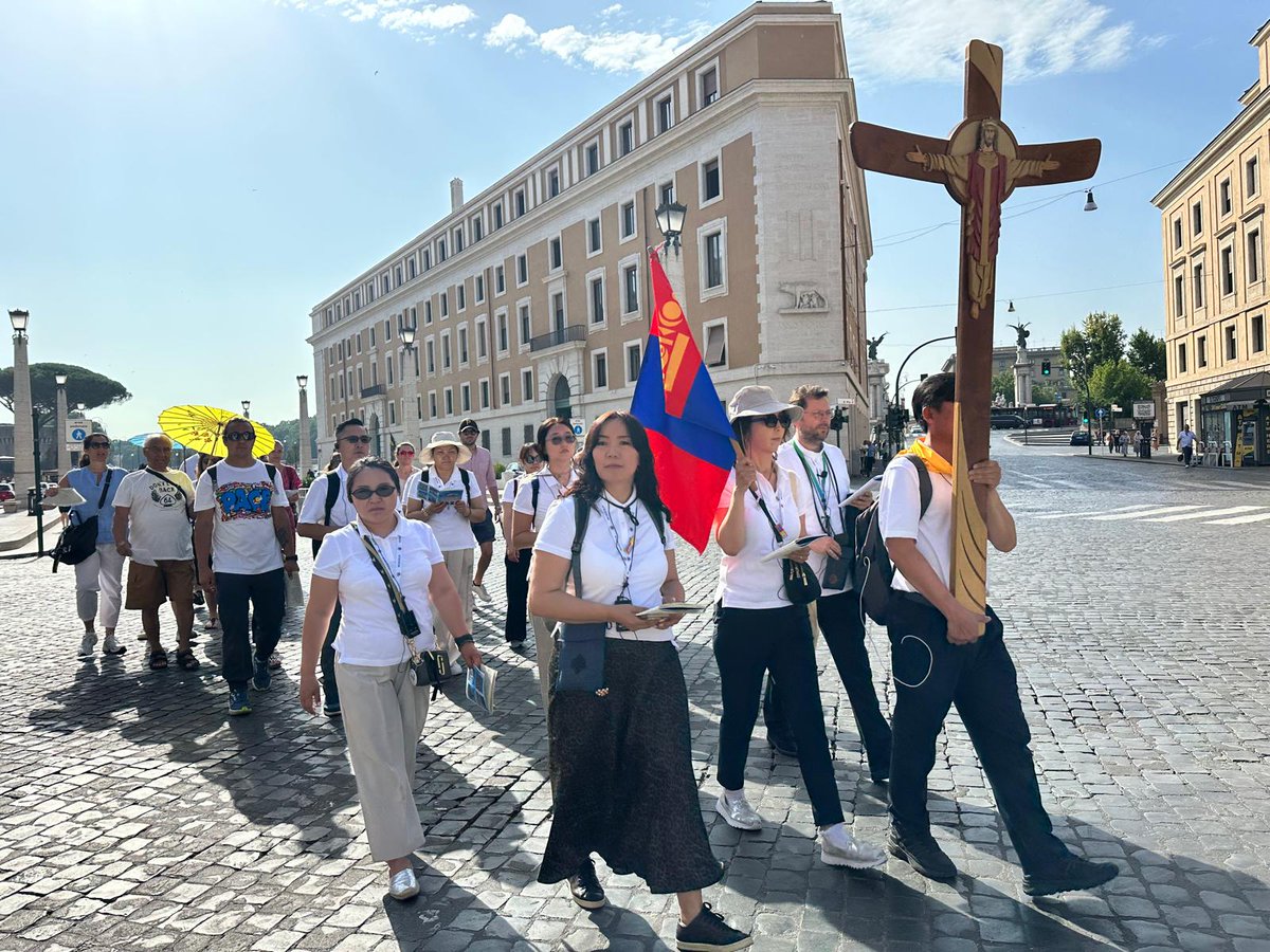 Gianni Valente (@giannivalentegv) on Twitter photo Il viaggio dei pellegrini della "Chiesa-germoglio" di Mongolia alle sorgenti delle memorie apostoliche di Roma, insieme al Cardinale Giorgio Marengo. L'incontro con #PapaLeoneXIV, invitato a visitare anche lui la loro nazione <a href="/manutulli/">Manuela Tulli</a> <a href="/agasso_domenico/">Domenico Agasso</a> fides.org/it/news/76488-… Il viaggio dei pellegrini della "Chiesa-germoglio" di Mongolia alle sorgenti delle memorie apostoliche di Roma, insieme al Cardinale Giorgio Marengo. L'incontro con #PapaLeoneXIV, invitato a visitare anche lui la loro nazione <a href="/manutulli/">Manuela Tulli</a> <a href="/agasso_domenico/">Domenico Agasso</a> fides.org/it/news/76488-…