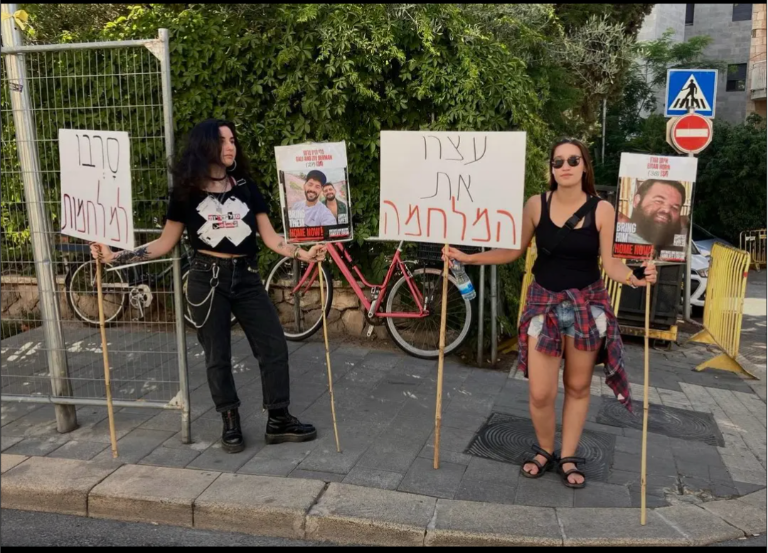 FreeJerusalem1's tweet image. כבר חמישה ימים שפעילים עומדים מול בית ראש הממשלה עם שלטים הקוראים לעסקה. אבל כשהשתיים האלו הוסיפו שלטים נגד המלחמות, עצרו אותן.
הדמוקרטיה היחידה בשביל החלב.
אה, וגם, סרבו למלחמות.