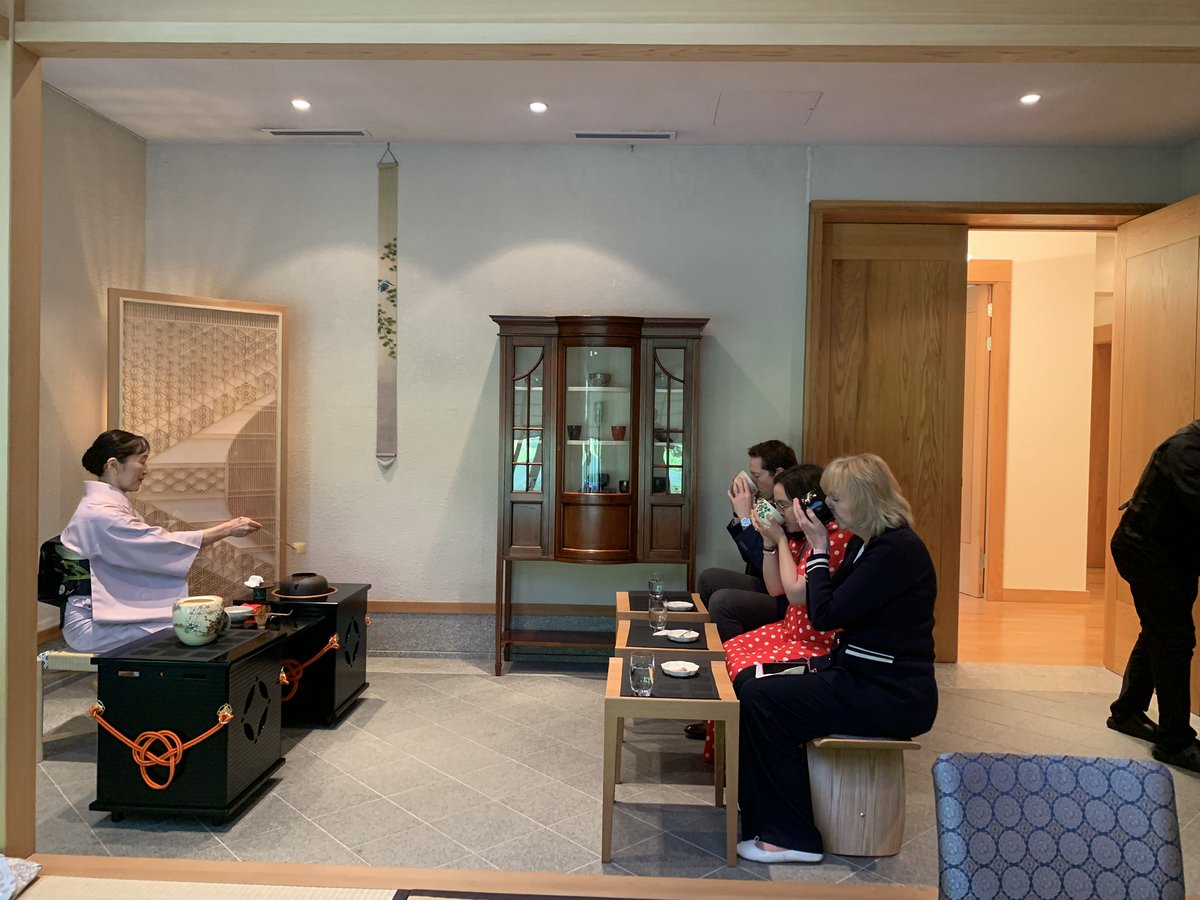 On 17 June Ambassador Shimada and his wife Kaoru welcomed members of the Ireland Japan Association to their residence. Mrs Shimada demonstrated Japanese tea ceremony, sado/chado. While enjoying Japan’s rich culture, they discussed education, culture, and business for the future.