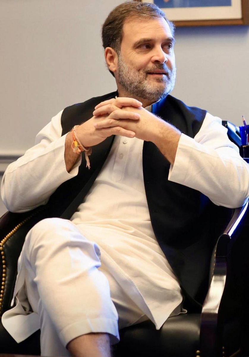 जननायक श्री <a href="/RahulGandhi/">Rahul Gandhi</a> जी को जन्मदिन की हार्दिक शुभकामनाएँ💐💐 🎂
बड़े घर का होकर भी जमीन से कैसे जुड़ा रहा जाता है उसकी सच्ची मिशाल , आप ऐसे ही स्वस्थ रहे