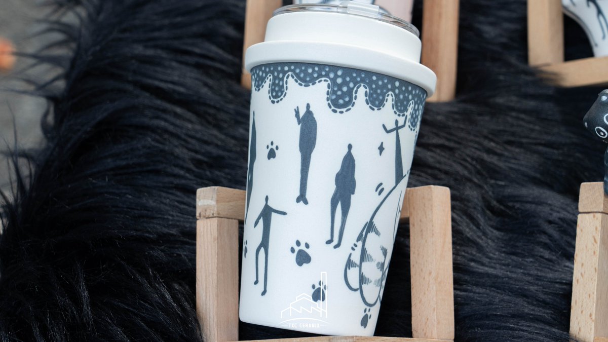 TXCCeramix's tweet image. Functional art? Yes! 🎨 Clean lines, striking contrasts 🖤 + a dash of whimsy = your new favorite cups &amp;amp; plates.  
#Jingdezhen #Taoxichuan #Creativemarket #ceramicart