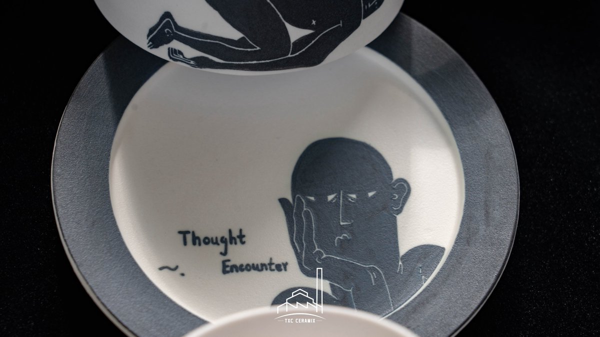 TXCCeramix's tweet image. Functional art? Yes! 🎨 Clean lines, striking contrasts 🖤 + a dash of whimsy = your new favorite cups &amp;amp; plates.  
#Jingdezhen #Taoxichuan #Creativemarket #ceramicart