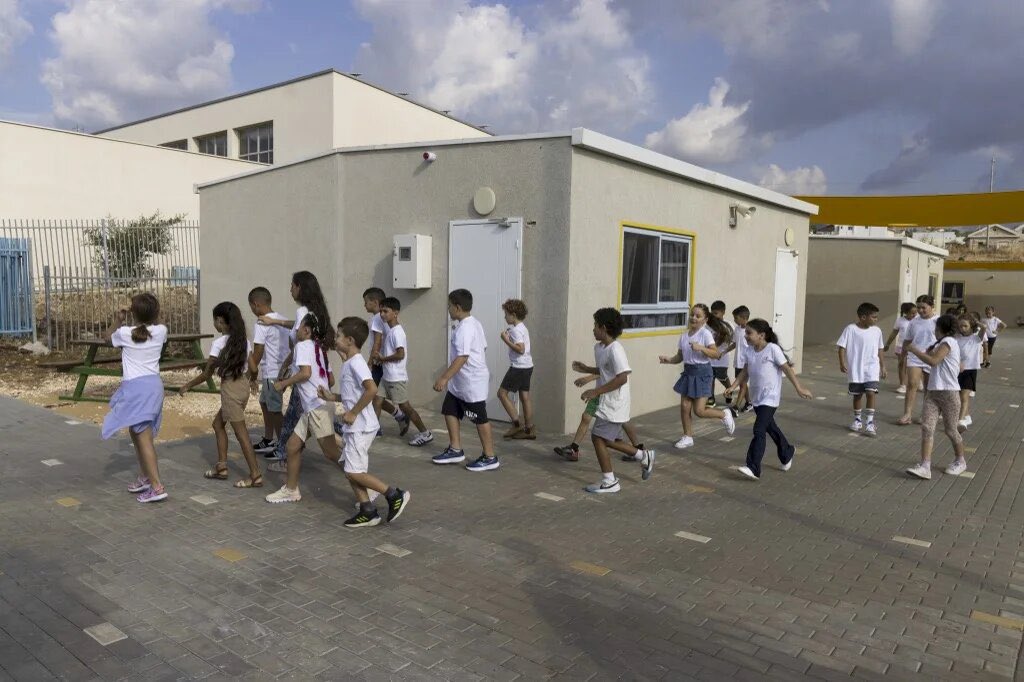 jacksonhinkle's tweet photo. 🚨🇮🇱 BREAKING: ISRAEL is examining the possibility of declaring an IMMEDIATE END to the school year.

IRAN HAS SHUT DOWN ALL OF ISRAEL https://t.co/m7i3Gsi1sG