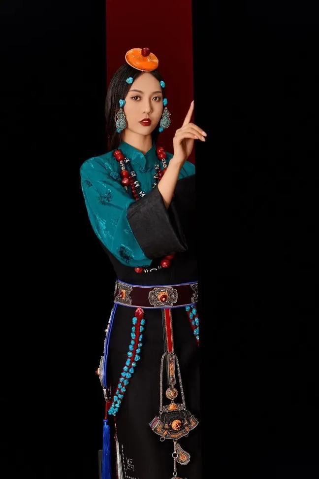 藏族服饰可追溯至公元前11世纪。བོད་རིགས་ཀྱི་རྒྱན་གོས་རིག་གནས་དེ་སྤྱི་ལོའི་སྔོན་གྱི་དུས་རབས་11པའི་བར་ཁུངས་དེད་ཐུབ།The Tibetan costume culture can be traced back to the 11th century BC, and its basic features have continued to this day. It is an important carrier of ethnic culture.