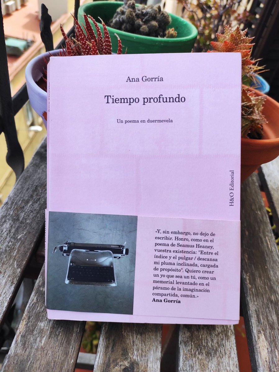 Hoy escribo en <a href="/tdetour/">Détour</a> sobre #TiempoProfundo <a href="/anagorria/">Yo</a> <a href="/HO_Editorial/">H&O Editorial</a>, memoria poética, política y analógica. Una preciosidad!