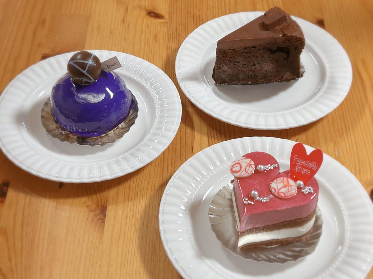 nekotapana's tweet image. 家族のお祝いのためにケーキを買ってティータイム☕🍰
私は綺麗な青紫色のアサイーのケーキにしました。ピカピカな表面に白い模様が入ってて、なんだか宇宙っぽい。アサイーやヨーグルト味のムースと固めたグラノーラでできていて、美味しかったです。
紅茶はニルギリ。
#木漏れ日のお茶会
#茶好連