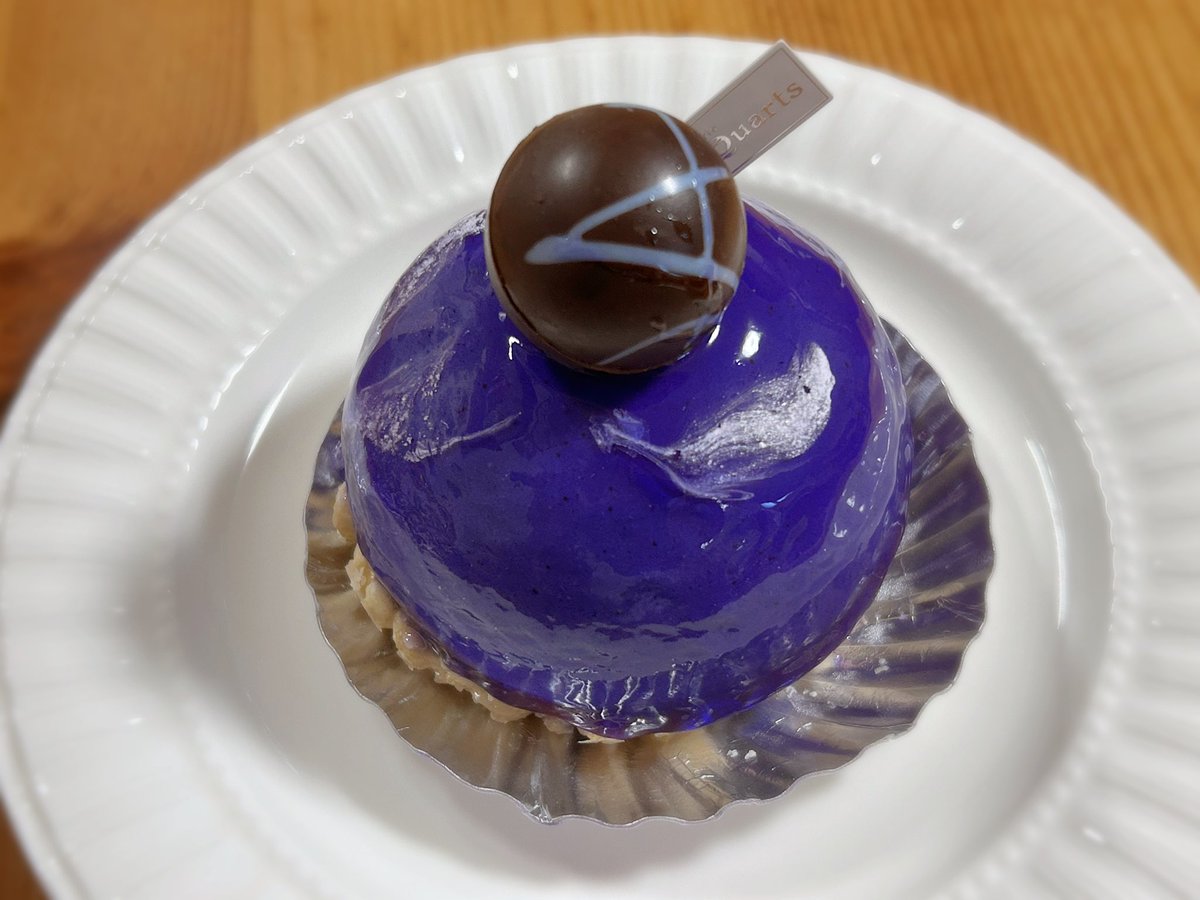 nekotapana's tweet image. 家族のお祝いのためにケーキを買ってティータイム☕🍰
私は綺麗な青紫色のアサイーのケーキにしました。ピカピカな表面に白い模様が入ってて、なんだか宇宙っぽい。アサイーやヨーグルト味のムースと固めたグラノーラでできていて、美味しかったです。
紅茶はニルギリ。
#木漏れ日のお茶会
#茶好連