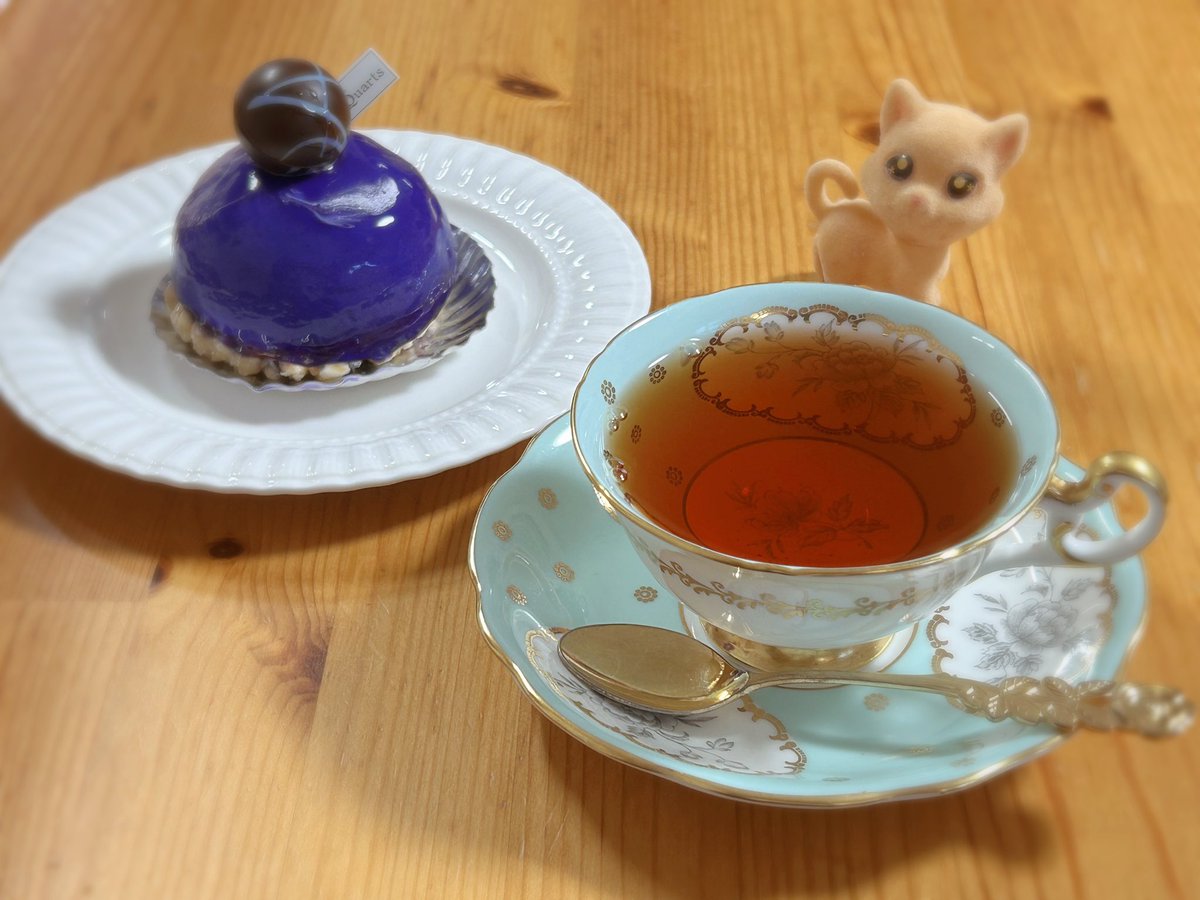 nekotapana's tweet image. 家族のお祝いのためにケーキを買ってティータイム☕🍰
私は綺麗な青紫色のアサイーのケーキにしました。ピカピカな表面に白い模様が入ってて、なんだか宇宙っぽい。アサイーやヨーグルト味のムースと固めたグラノーラでできていて、美味しかったです。
紅茶はニルギリ。
#木漏れ日のお茶会
#茶好連