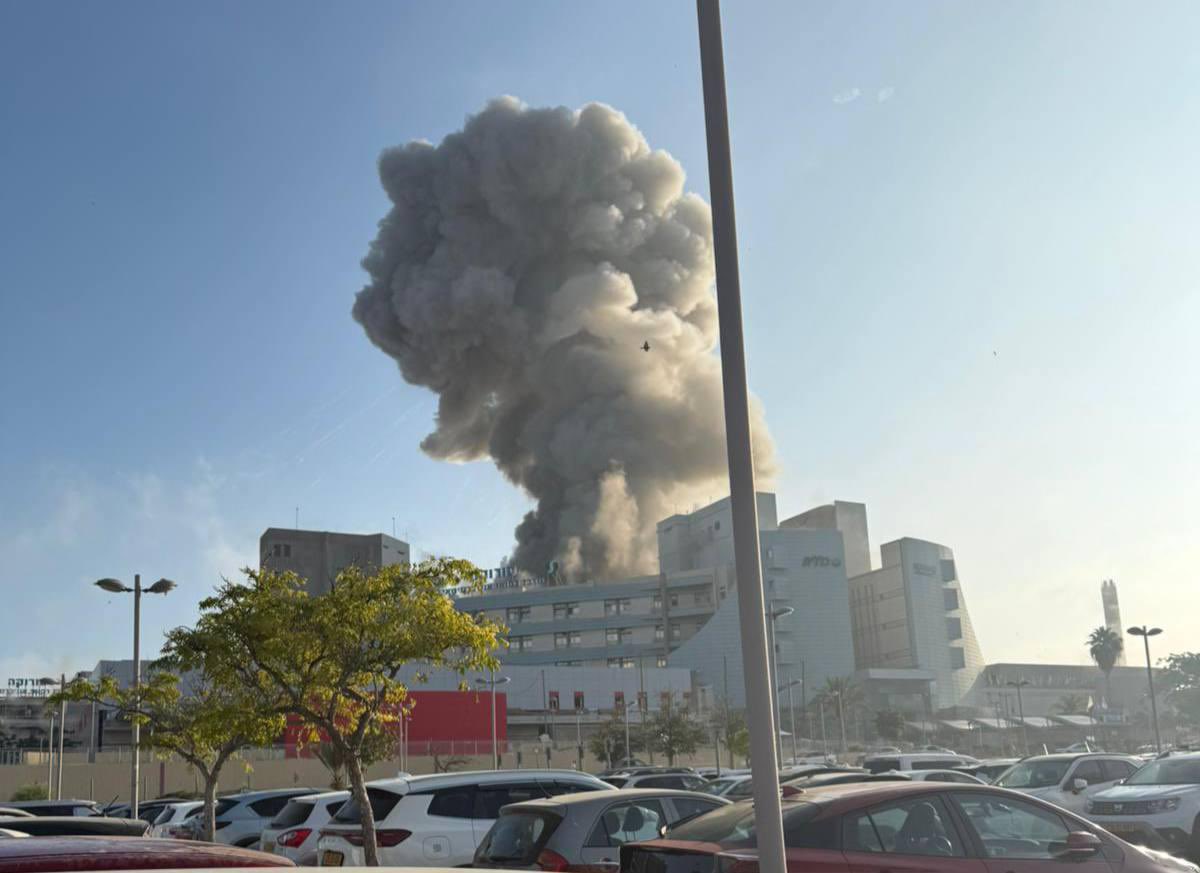 WIR setzen GEZIELT Nuklearanlagen und Terroristen des iranischen Regimes außer Gefecht.
SIE feuern MIT ABSICHT ballistische Raketen auf das Soroka-Krankenhaus in Beer-Sheva.