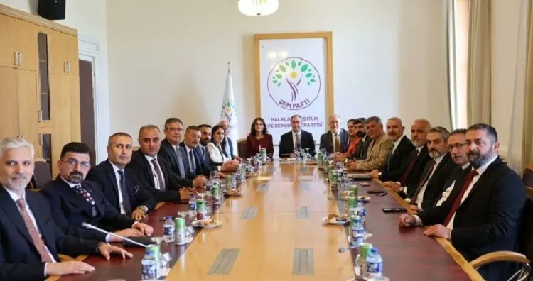 Bölge barolarından Meclis'e 17 maddelik çözüm önerisi

🔴Kürdistan'daki 16 baro başkanı, Meclis'te temsil edilen partilere 17 maddelik çözüm önerisi sundu. Önerlerde Kürtlerin dil ve kültürel haklarının tanınması, merkezi yönetimin yerel yöntemler üzerindeki vesayetinin