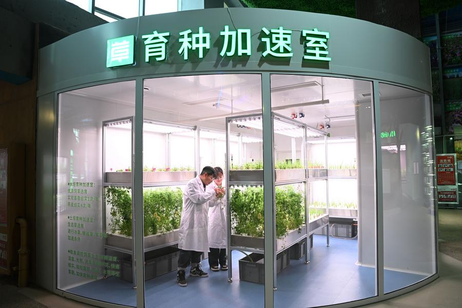 AmbCaiRun's tweet image. #China&apos;s #desertification control efforts embrace #hightech solutions
en.people.cn/n3/2025/0619/c…