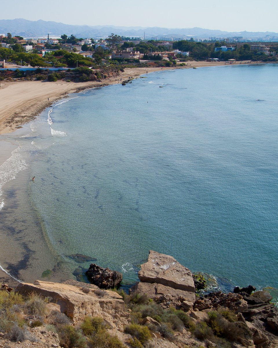 Si aún no te has dejado caer por el paisaje protegido #CuatroCalas 🌊 de #Águilas, te estás perdiendo uno de los rincones con brisa mediterránea y aguas cristalinas más bonitos 🫶🏽 de la #RegióndeMurcia. 222 hectáreas de escenario único formado por Calarreona, La Higuerica, La