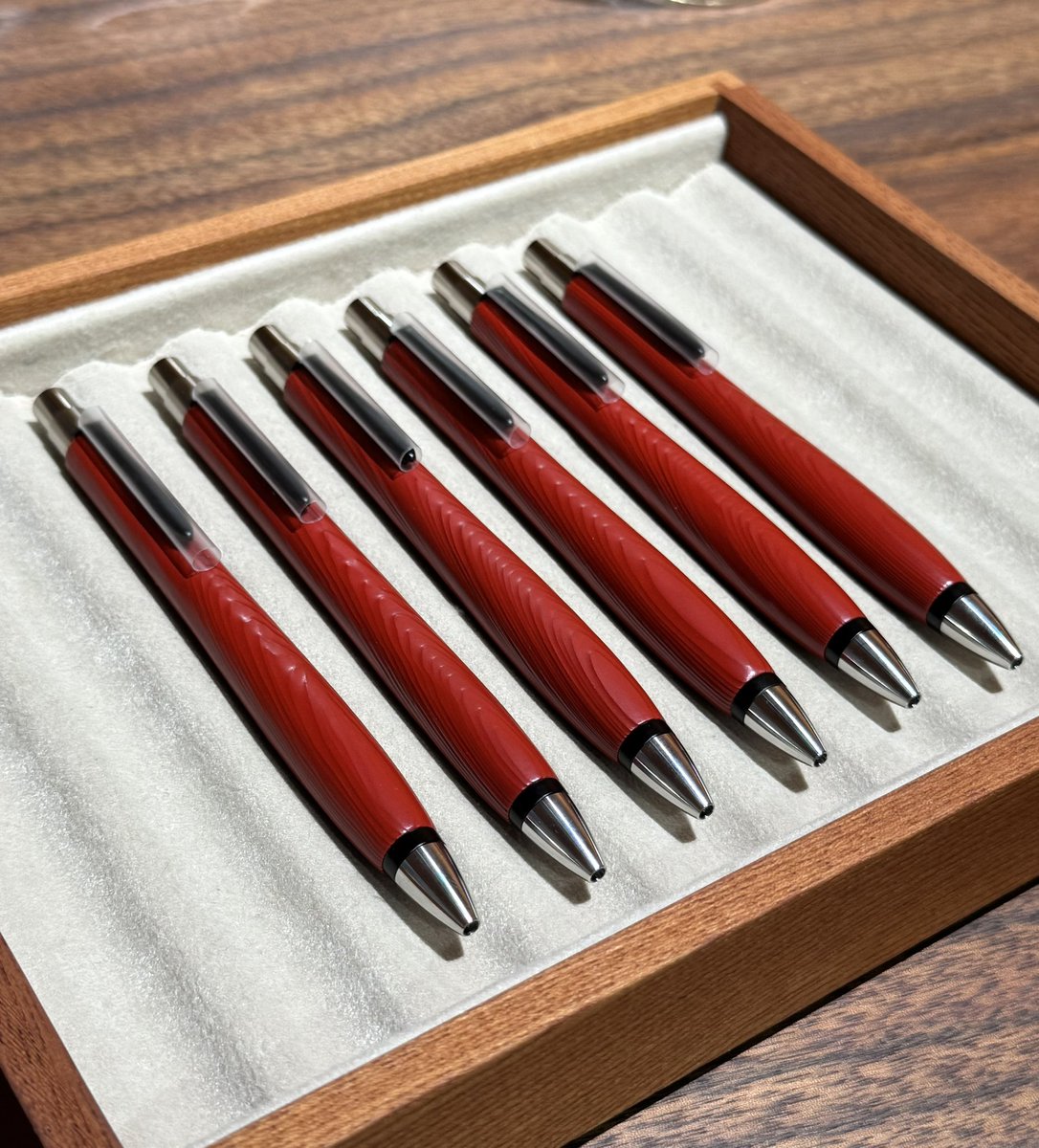 姫縁杉を使って初めて制作した

「姫縁杉浮造り国産漆朱」

美しい朱色のペンが完成しました。

ただ数が少なく出品方法を悩んでおり、
販売は7月以降になる予定です。

よろしくお願いします🙇