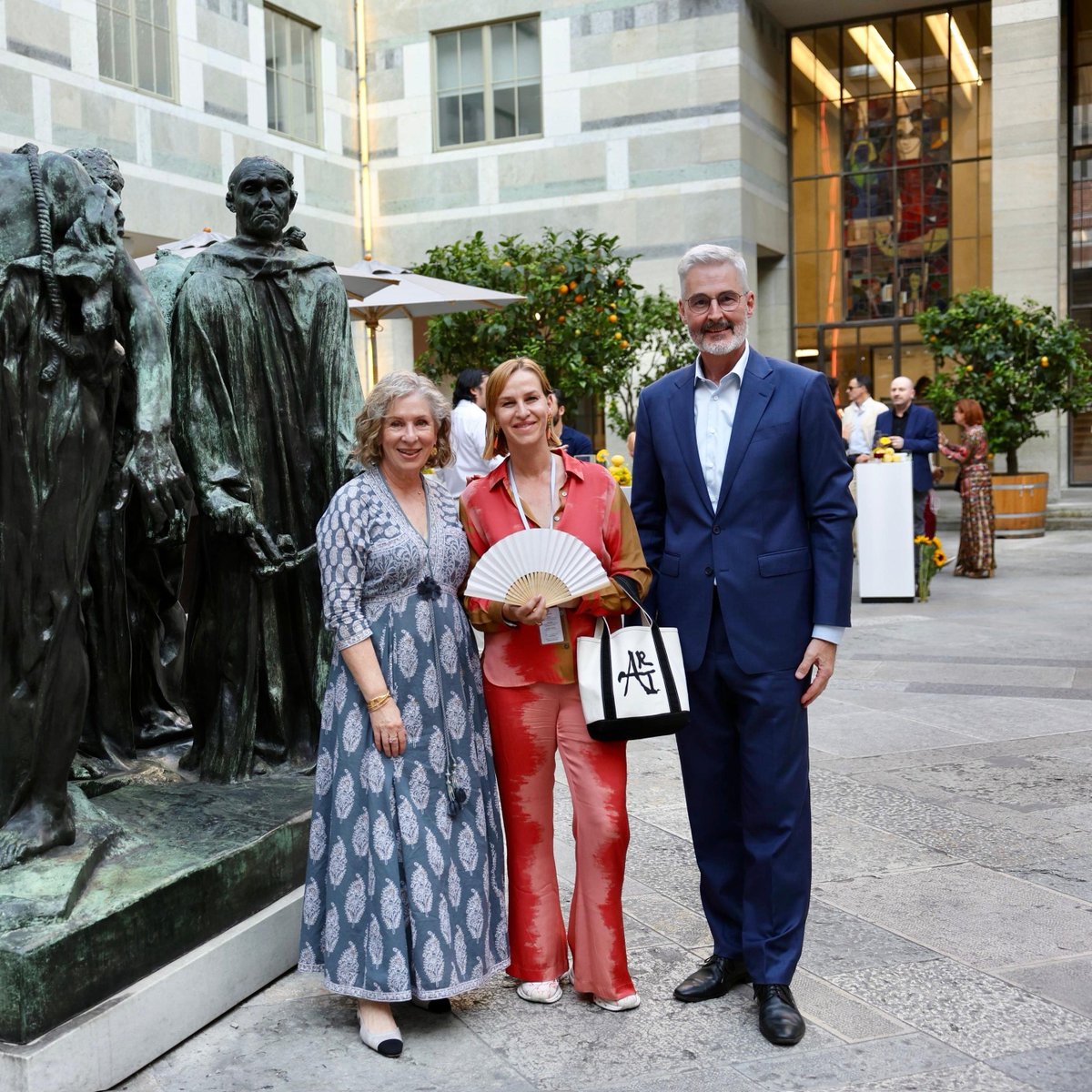 SwissEmbassyKSA's tweet image. #الرياض تلتقي مع #ArtBasel في @kunstmuseumBasel، شكرا لـ @SiggArtFoundation وبيير سيغ. سعيدة بلقاء أصدقاء سعوديين في بلدي🇨🇭، خاصة صاحبة السمو الأميرة أضواء بنت يزيد آل سعود، رئيسة أسبوع الفن بالرياض، والفنانة لولوة الحمودي، و@dianasegantini، والعديد من محبي الفن في المملكة 🇸🇦!🎨