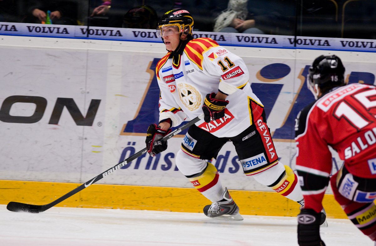 Det var inte många i Gävle som visste vem backen Juuso Hietanen var då han värvades av Brynäs inför säsongen 2007/08, men han blev snabbt en favorit både bland lagkamraterna och publiken.

I lördags fylldes han 40 – och han har inte lagt ner hockeyn än.

🗞️brynas.se