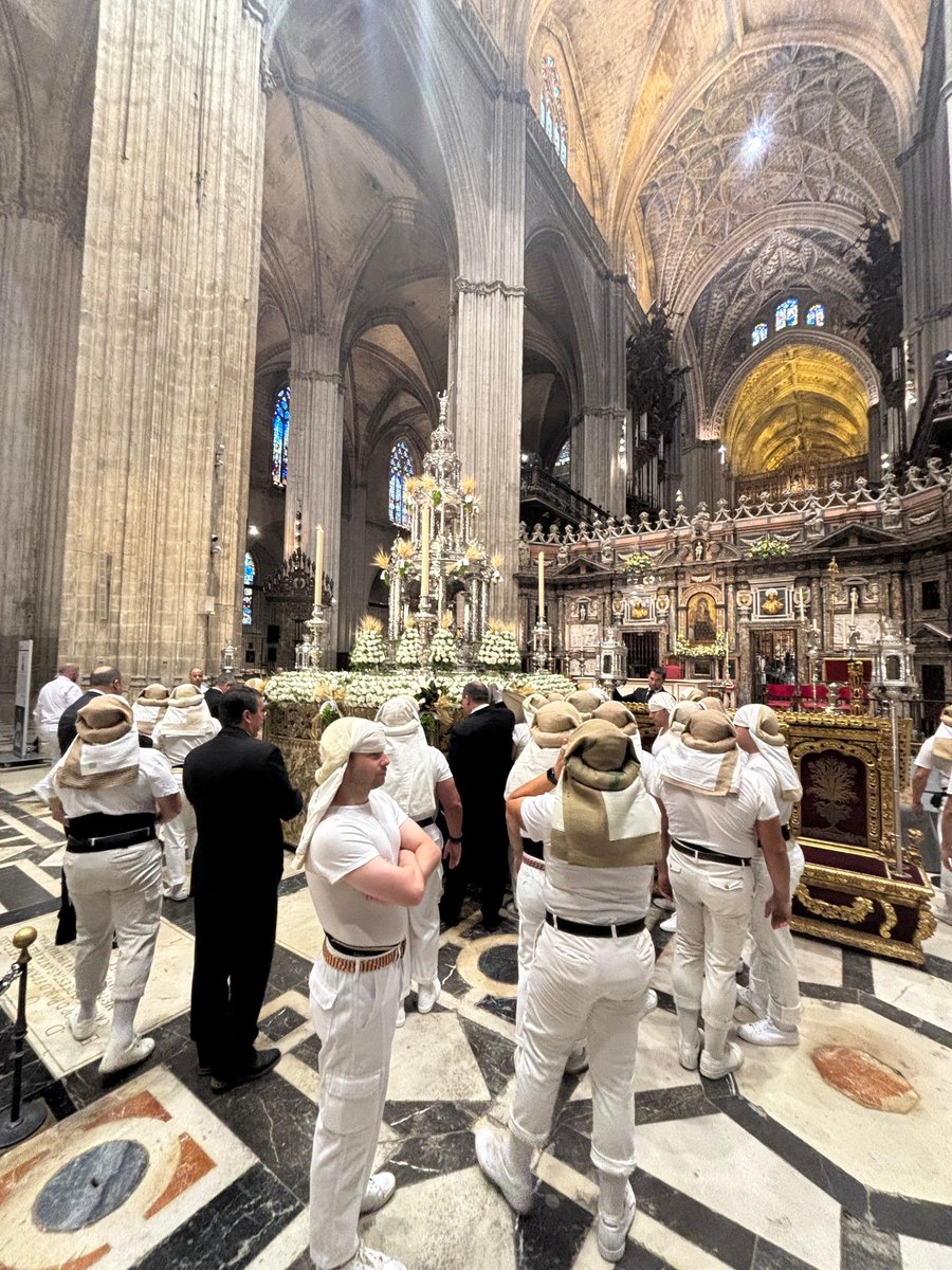 🟣 Los costaleros del Santísimo tras 98 años

 #CorpusSevilla25

abc.es/sevilla/pasion…