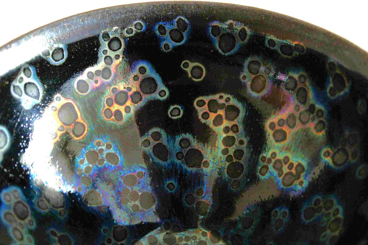 曜変の輝く色彩は顔料による固有色ではなく、表面の微細構造に由来する