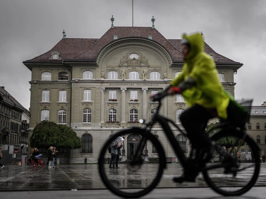 Die SNB senkt den Leitzins auf neu 0%. Dennoch werden die Probleme bei der Teuerung und beim Frankenaussenwert nicht verschwinden. Mehr dazu von Santosh Brivio, Senior Economist der Migros Bank.
#SNB 

migrosbank.ch/de/ratgeber/ma…