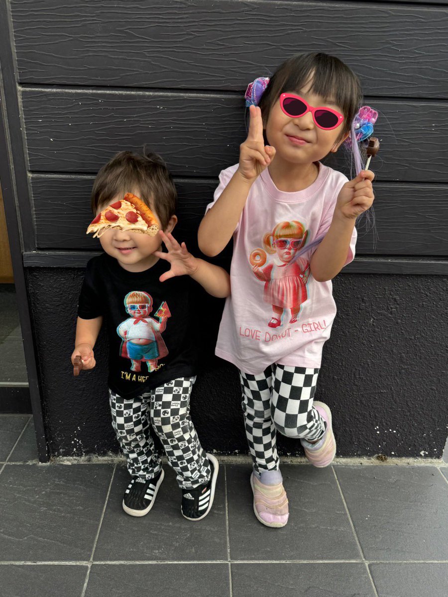 🅺🅴🅸🅲🅾@chan_K (@keicots) on Twitter photo リアル🍕ピザボーイと🍩ドーナッツガール
とはこの子らの事かな?兄妹じゃなくて姉弟だけど🤣🤣🤣
(姪っ子甥っ子だよ〜)
こちらのkidsTシャツはCryoto Super Heroes <a href="/pizzaboy_csh/">ピザボーイ🍕 | Crypto Super Heroes(クリプトスーパーヒーローズ)</a> のサイトからご購入どうぞ💜 リアル🍕ピザボーイと🍩ドーナッツガール
とはこの子らの事かな?兄妹じゃなくて姉弟だけど🤣🤣🤣
(姪っ子甥っ子だよ〜)
こちらのkidsTシャツはCryoto Super Heroes <a href="/pizzaboy_csh/">ピザボーイ🍕 | Crypto Super Heroes(クリプトスーパーヒーローズ)</a> のサイトからご購入どうぞ💜