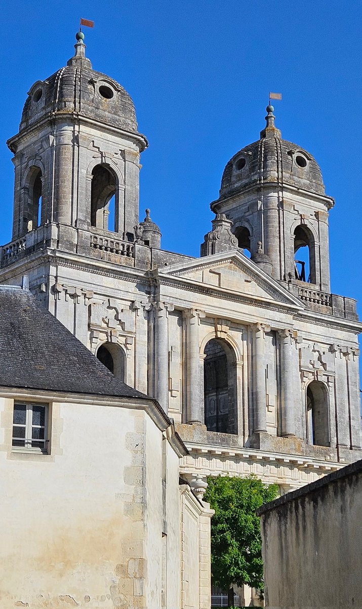 Morning from St Jean d'Angély. 
Keep smiling tweeters 😀