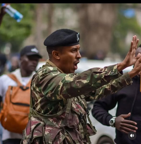 In midst of teargas and Chaos in the streets he shielded peaceful Gen Z protesters from fellow officers. Yes Good police do exist too👏
#kenyapolice #NairobiMaandamano #DIG #Switchmedia more👇
news.switchtv.ke/2025/06/hero-c…