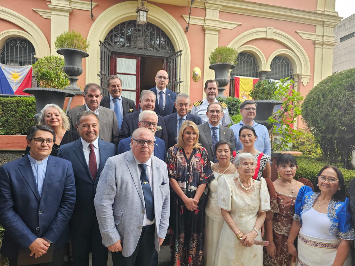 Agradezco de corazón al Ateneo de Triana por el honor de recibir el premio “Llave Corazón de Triana”. Este reconocimiento me llena de orgullo y emoción. Llevaré siempre con gratitud este gesto tan especial en el alma. ¡Gracias, Triana querida!”