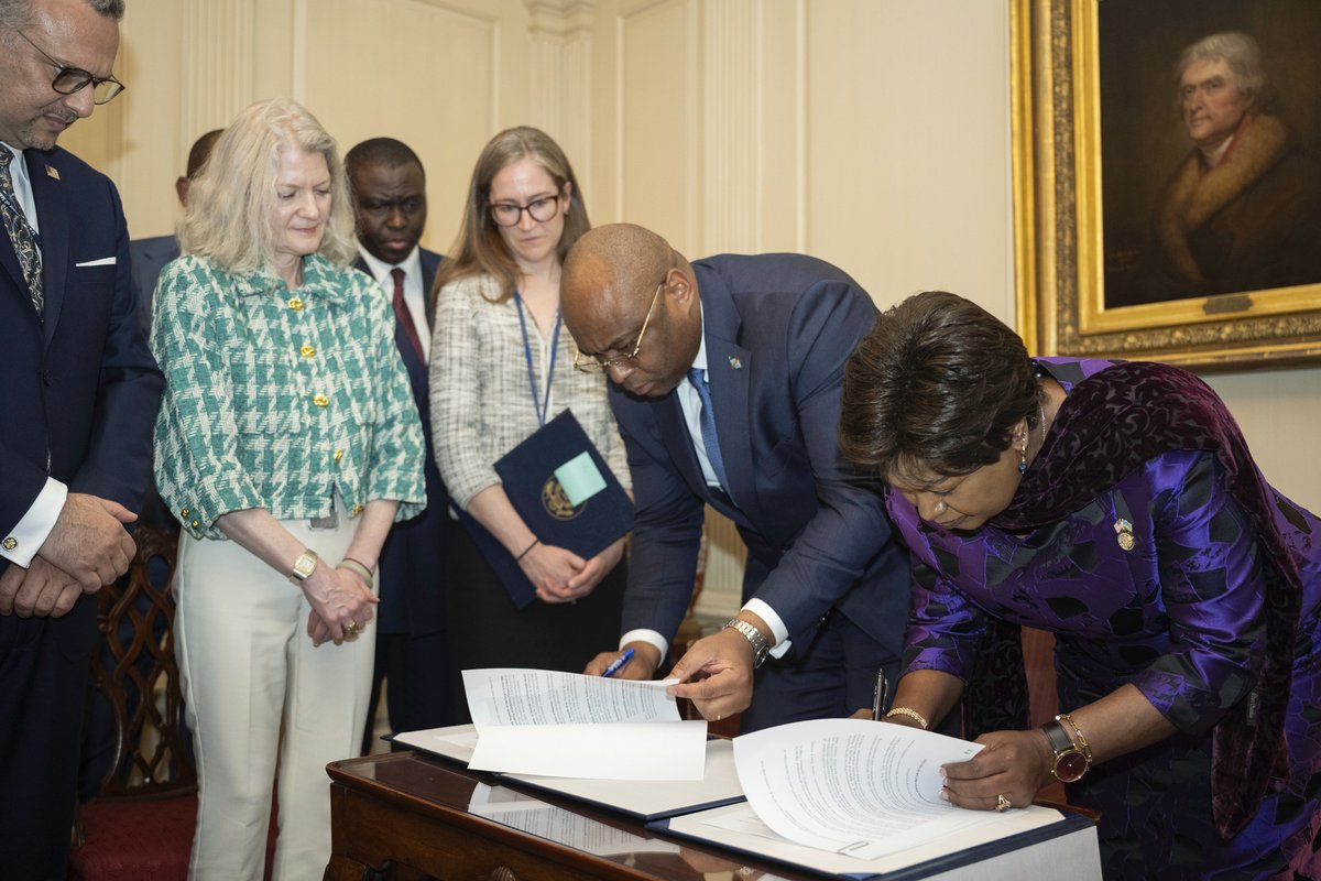 USA en Français (@usaenfrancais) on Twitter photo đšđ©đ·đŒ Des Ă©quipes techniques de la RDC et du Rwanda ont paraphĂ© le texte de lâAccord de paix, en prĂ©sence de la <a href="/UnderSecStateP/">Allison M. Hooker</a>, en prĂ©paration de la signature ministĂ©rielle de lâAccord de paix prĂ©vue le 27/6, Ă Washington, en prĂ©sence du <a href="/SecRubio/">Secretary Marco Rubio</a>. Nous attendons avec impatience đšđ©đ·đŒ Des Ă©quipes techniques de la RDC et du Rwanda ont paraphĂ© le texte de lâAccord de paix, en prĂ©sence de la <a href="/UnderSecStateP/">Allison M. Hooker</a>, en prĂ©paration de la signature ministĂ©rielle de lâAccord de paix prĂ©vue le 27/6, Ă Washington, en prĂ©sence du <a href="/SecRubio/">Secretary Marco Rubio</a>. Nous attendons avec impatience