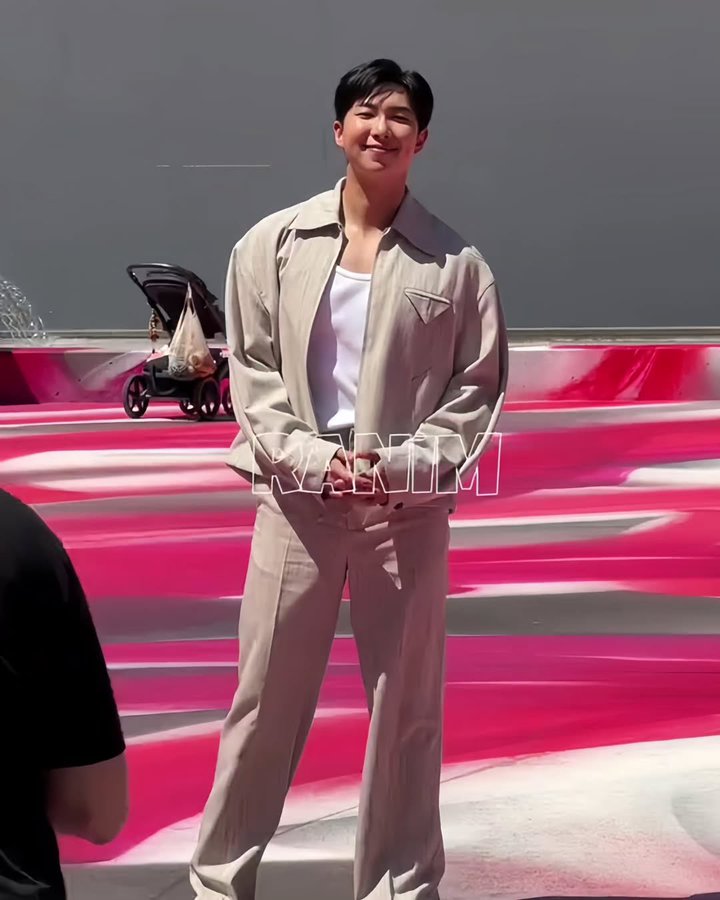 mhereonlyforbts's tweet photo. "your standards are too high" ofc, namjoon is 181 cm https://t.co/dQUuDTj6Sx