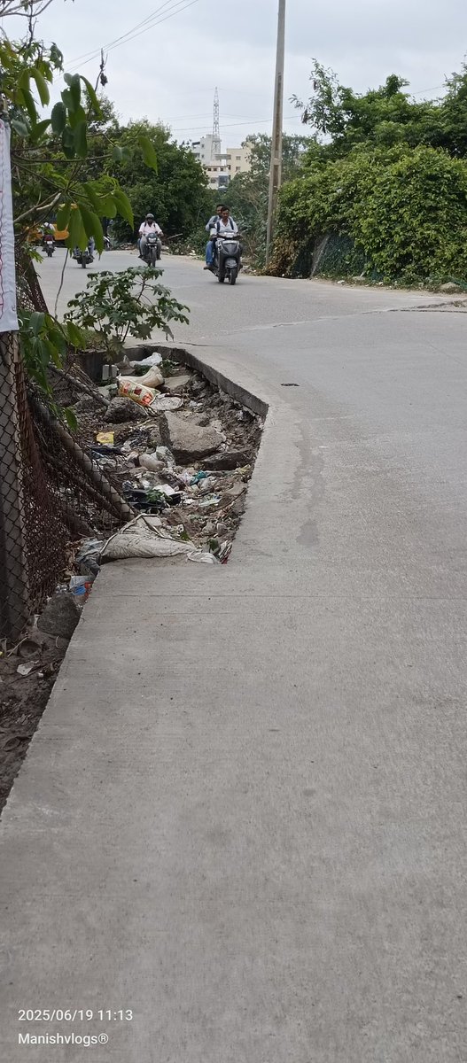 BlowerVigil's tweet photo. @CommissionrGHMC @GHMCOnline @Bhatti_Mallu @DC_Kukatpally @ZC_Kukatpally @manoharreddyss @revanth_anumula CM sirs, Please see half built road at circle 24 , HMT Hills, Pragati nagar Kukatpally which is fatal for motorists &amp; commuters especially during night, Pl Initiate action🙏 https://t.co/WxTrP2t3T5
