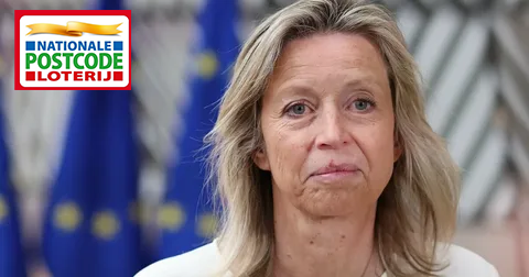 gewoonmerels's tweet photo. Kajsa Ollongren, voormalig minister van Defensie (D66), stapte onlangs over naar de top van de Postcode Loterij.

Op het eerste gezicht: een onschuldige bestuurlijke functie. In werkelijkheid: een schakel in een geconsolideerde infrastructuur van ideologische macht. 

Wat velen ontgaat, of niet wíllen zien: Ollongren is óók bestuurslid bij YES (Yalta European Strategy), een initiatief van de Oekraïense oligarch Victor Pinchuk – miljardair, WEF-man, en topdonateur van de Clinton Foundation.

De Clinton Foundation – zoals grondig gedocumenteerd door Influence Watch – ontving ruim 8 miljoen dollar van Pinchuk, onder meer in ruil voor strategische toegang tot beleidsmakers en een podium binnen het westerse NGO-complex. 

Diezelfde Foundation werkt nauw samen met Gates, Soros en andere architecten van het "post-nationale herinrichtingsproject" waarin NGO’s, supranationale instellingen en filantrokapitalisme versmelten.

Ollongren bevindt zich nu op het kruispunt van deze netwerken. Bij de Postcode Loterij beslist ze over de financiering van “maatschappelijke” organisaties – veelal ideologisch perfect uitgelijnd met de agenda’s van Clinton, Gates en Pinchuk: 

klimaatdwang, inclusiviteitsdogma’s, digitalisering, migratieversnelling. Via YES vertegenwoordigt ze tegelijk een platform dat Oekraïne als experimentele vlakte voor deze agendapunten inzet – met EU-geld, NAVO-dekking, en NGO-legitimatie.

Wat hier speelt is geen complot, maar een geformaliseerde verstrengeling. Oud-ministers worden poortwachters van een machtssfeer waarin democratie slechts de façade is voor netwerklogica. Geldstromen bepalen wat ‘maatschappelijk’ heet. NGO’s worden vooraf gescreend op ideologische bruikbaarheid. En de burger blijft achter in een wereld die hem in naam beschermt, maar feitelijk ombouwt.

Ollongrens dubbele rol... als bestuurder bij zowel de Postcode Loterij als Pinchuk’s YES.... is geen toeval. Het is een blauwdruk. Een routekaart naar een Europa waarin beleid wordt gekocht, moreel wordt verpakt, en bestuurlijk wordt geborgd door zij die we ooit ministers noemden.

De Postcode Loterij financiert geen idealen. Ze distribueert gehoorzaamheid.

https://t.co/lGolqeSl7F