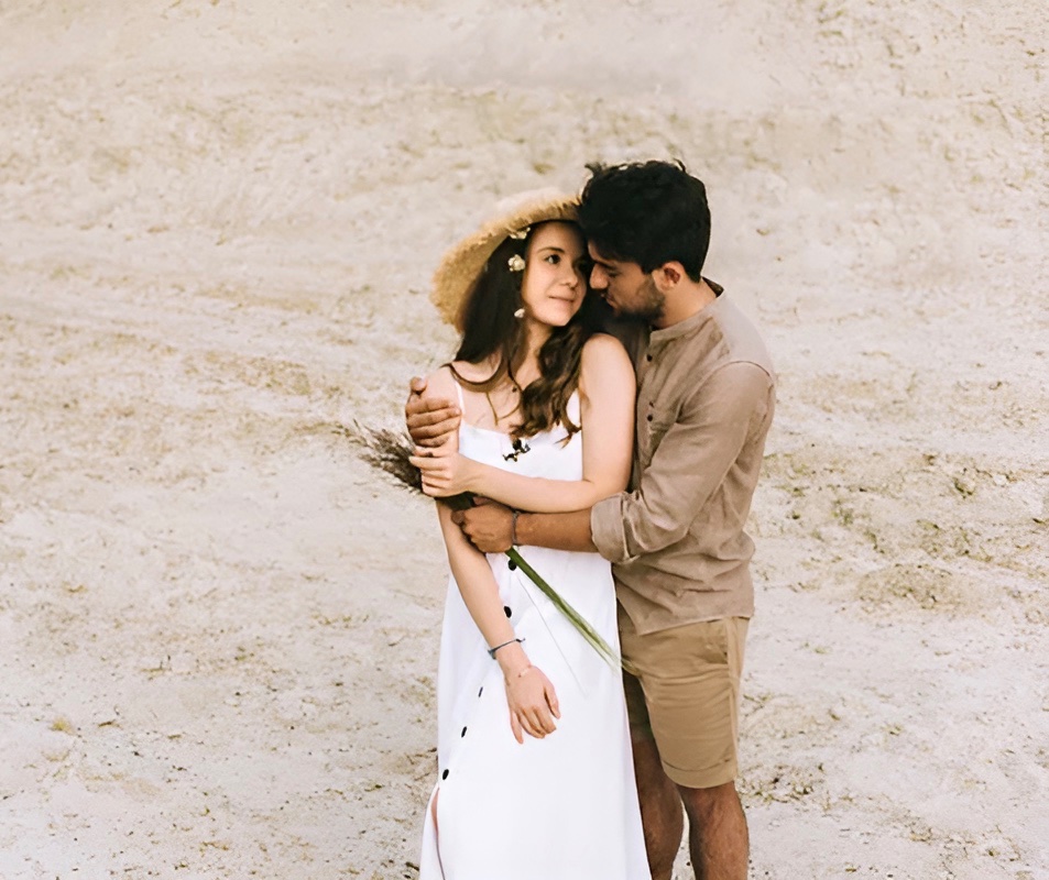 Yüreğimde senin resmin,
Kulağımda senin sesin,
Ve içimde sana kavuşmak ümidi,
Bu sabah beni sarhoşa döndürdü..

— Nazım Hikmet Ran