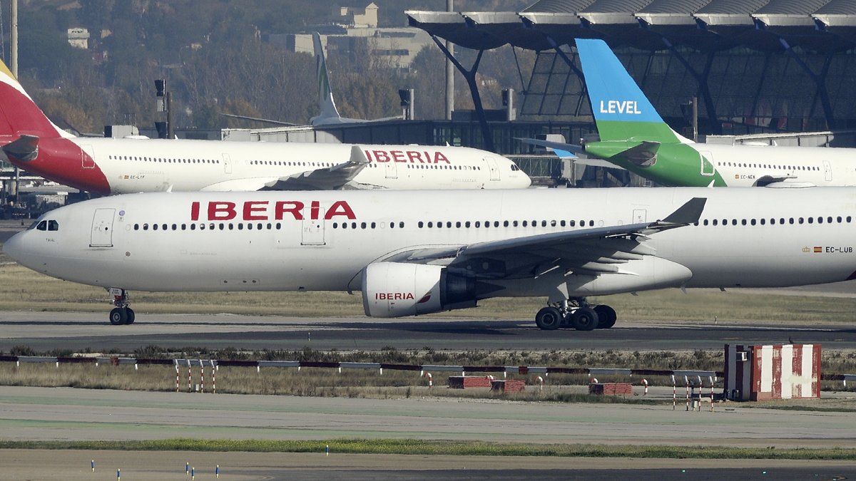 Espectacular A330  <a href="/Iberia/">Iberia</a>  (EC-LUB) en Madrid @alcspotters @aerovlc <a href="/VLCspotters/">VLCspotters ✈️</a> <a href="/VLCmovements/">VLCmovements</a> <a href="/TORRECILLA13/">JARTA_PHOTO</a> <a href="/ertiodelatiza/">Francisco Bonilla Torres</a> <a href="/ormevictor1/">Victor</a> @flightvlc <a href="/LpezPeinado/">Pedro López Peinado</a> <a href="/SpottingAlc/">Spotting ALC</a>  <a href="/alberto_levc/">Alb</a> @ebusitano <a href="/Cristian_ALC/">Cristian_ALC 🇪🇸🚁🛩️✈️</a>
 #avgeek #aviation #aviationlovers 
youtu.be/v3YcW6n-3Qg