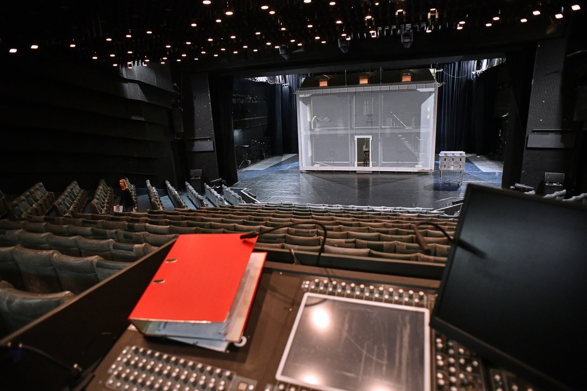 Nová scéna Národního divadla se 42 let po svém otevření dočasně loučí, na podzim začne její generální rekonstrukce. Co všechno se musí opravit? Podaří se zachovat původní architektonické prvky i v interiérech? ▶️ rozhl.as/AkcentNsNd