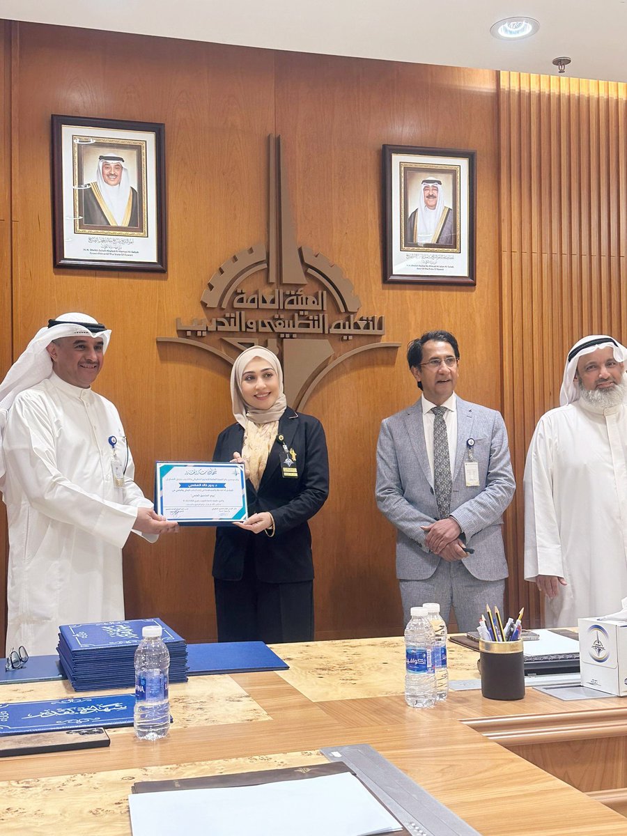 B_SAQABI's tweet photo. تشرفت اليوم بالتكريم من مدير عام الهيئة العامة للتعليم التطبيقي د. حسن الفجام، لمشاركتي في المؤتمر العلمي الرابع بجامعة الكويت.

ما أجمل أن تسهم أبحاثنا في تعزيز الميزة التنافسية للهيئة، وتفتح أبواب الأثر 💙💛

شكرًا لتقديركم… وتكريمكم للهمّة فينا

#همة_بدور 
#التطبيقي #جامعة_الكويت